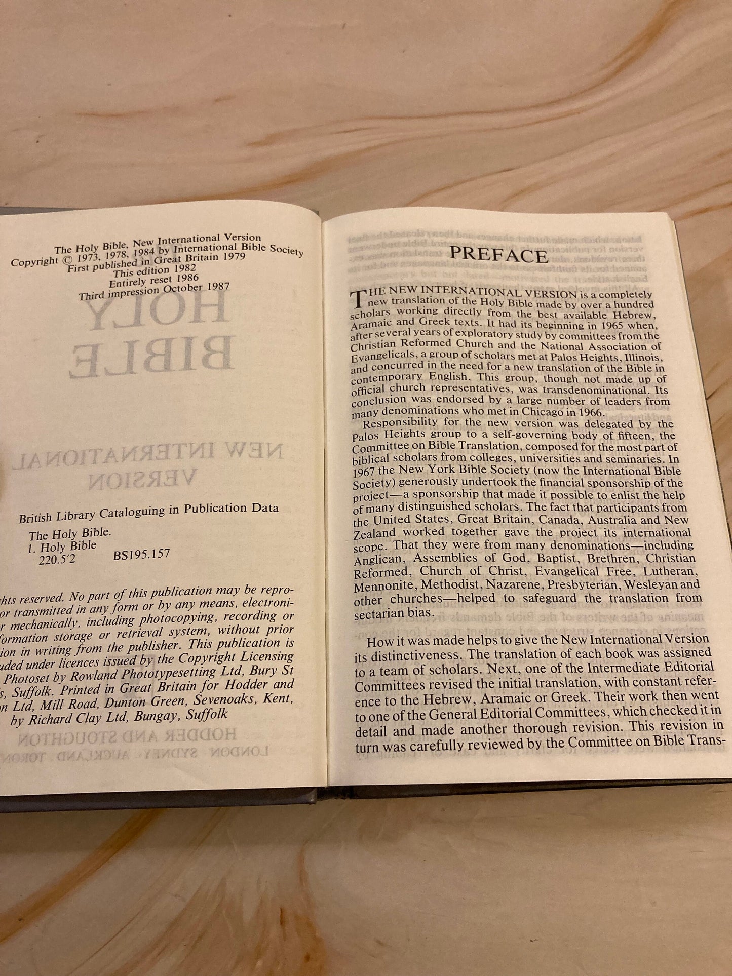1987 illustrated Holy Bible NIV Hardback - (Ref x218)