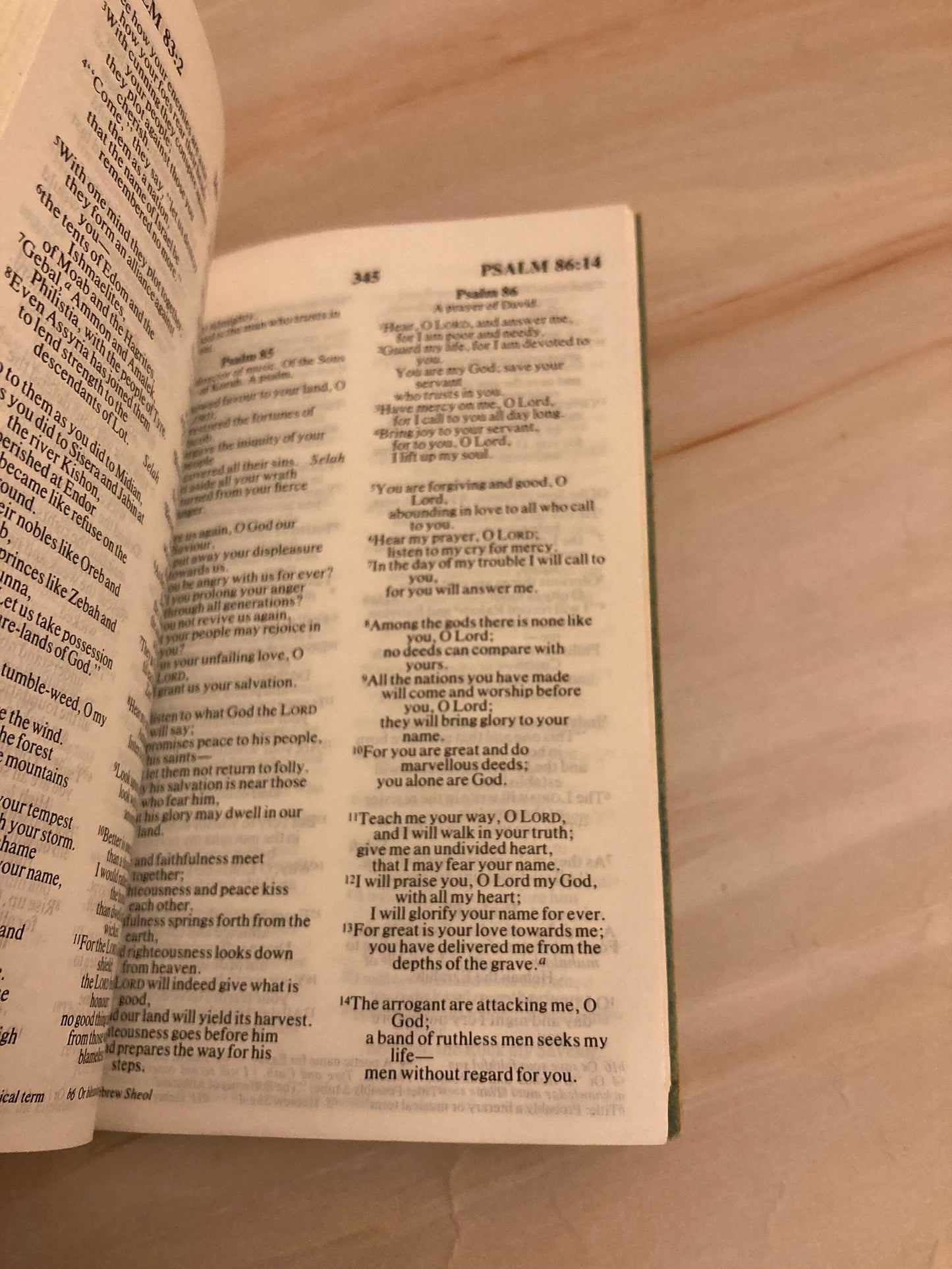 1986 Holy Bible NIV paperback pocket Bible - (Ref x227)