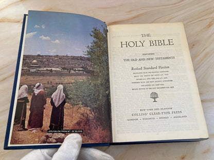 1971 Hardcover Illustration Picture Holy Bible Blue cover - (Ref x344)