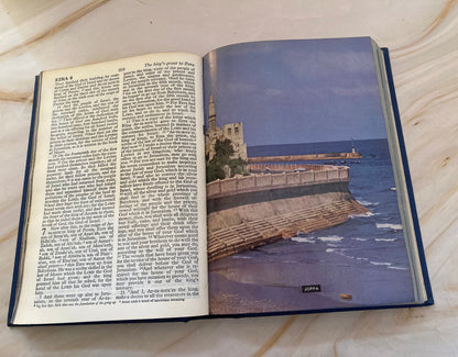 1971 Hardcover Illustration Picture Holy Bible Blue cover - (Ref x344)