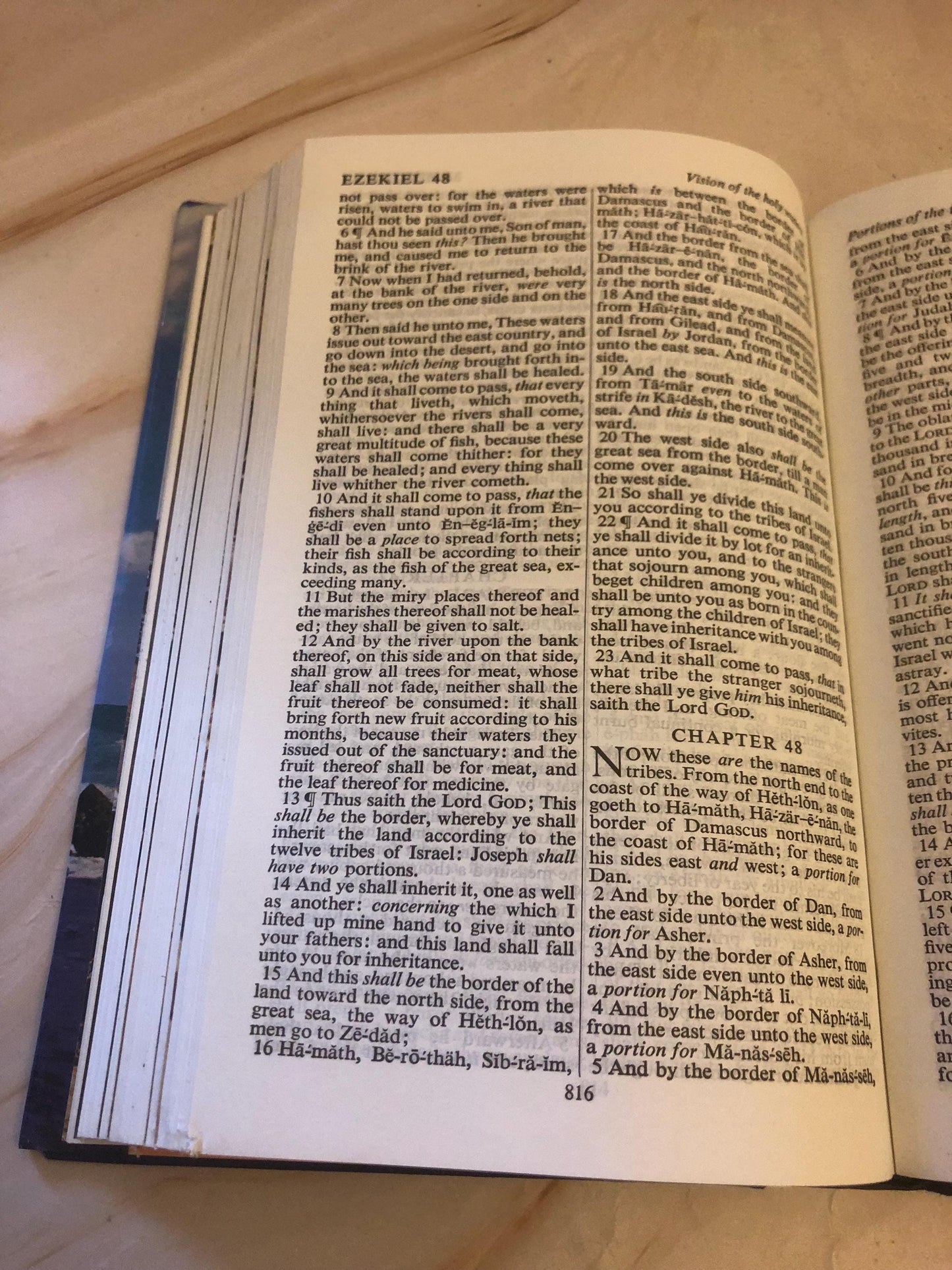 1982 Illustrated KJV Holy Bible – Vintage Christian Bible – Picture Bible - (Ref x425)
