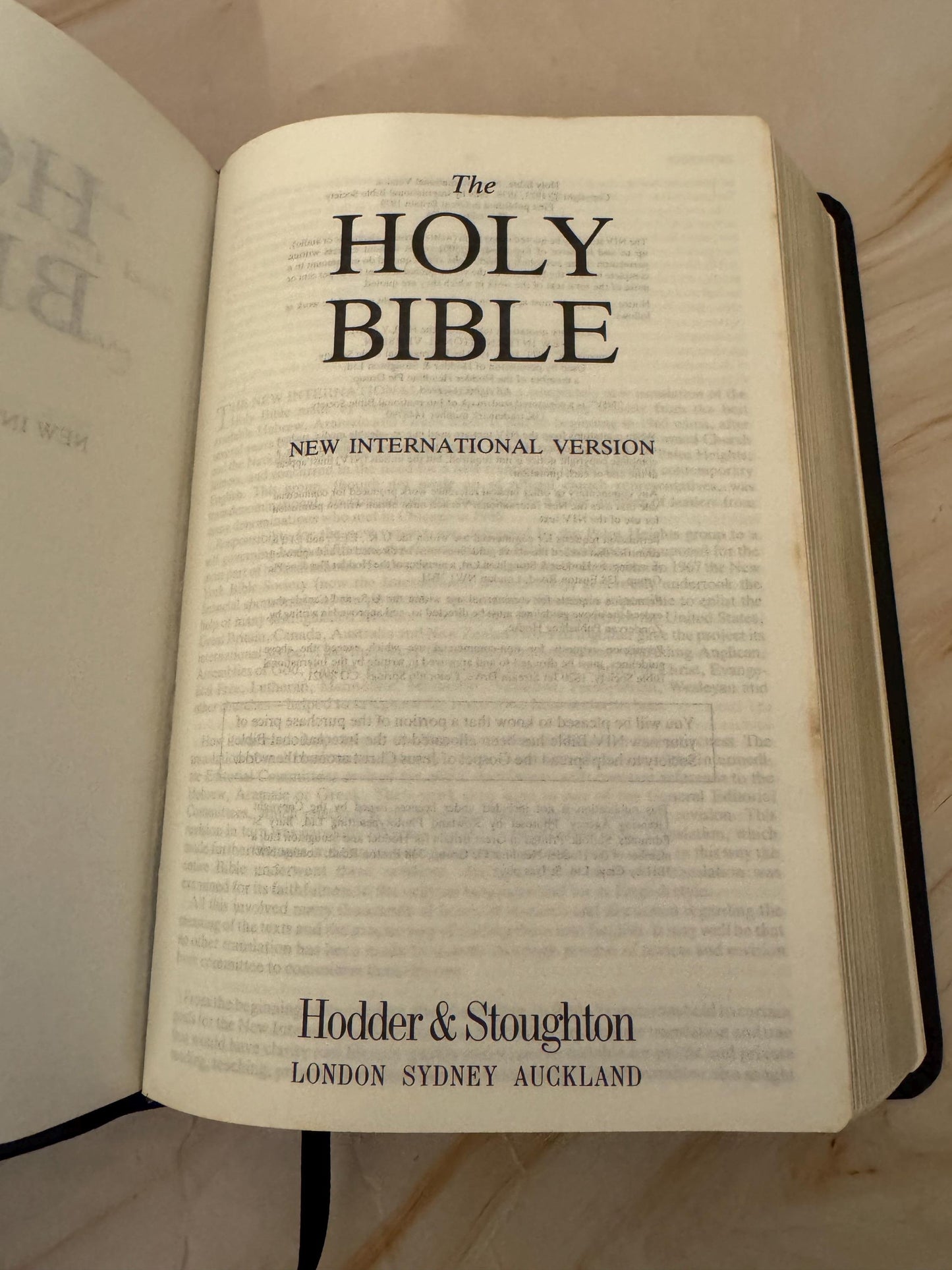 1995 NIV Holy Bible with Bible Guide, Black Leather New International Version Boxed Bible - Ref x637
