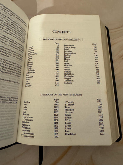 1995 NIV Holy Bible with Bible Guide, Black Leather New International Version Boxed Bible - Ref x637