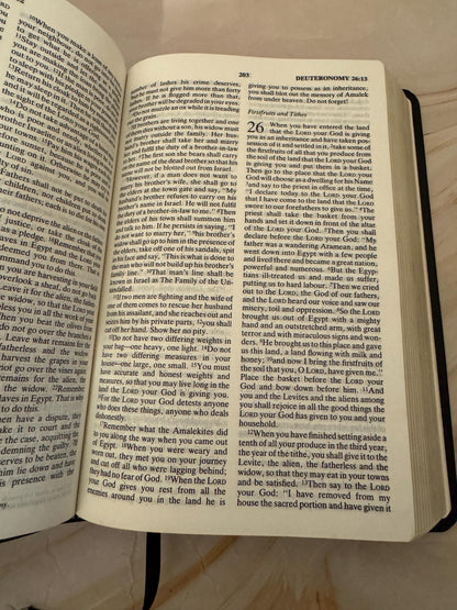 1995 NIV Holy Bible with Bible Guide, Black Leather New International Version Boxed Bible - Ref x637