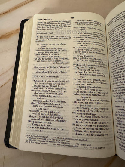 1995 NIV Holy Bible with Bible Guide, Black Leather New International Version Boxed Bible - Ref x637