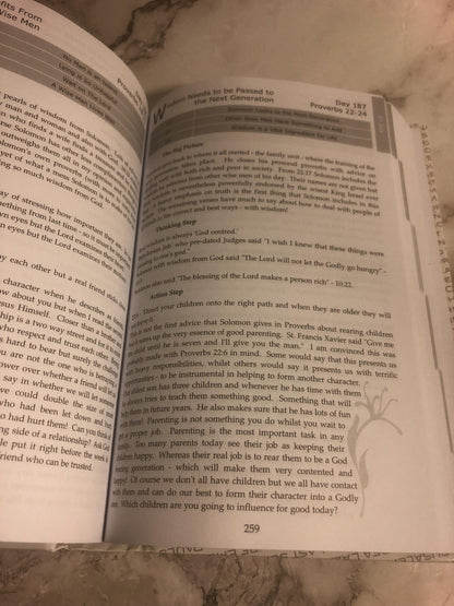 365 Daily Devotions Read the Bible in One Year - Ref x466