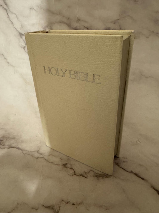 1989 White Vintage NIV Holy Bible – Baptism Presentation Gift – Personalised Keepsake Bible - Ref x599