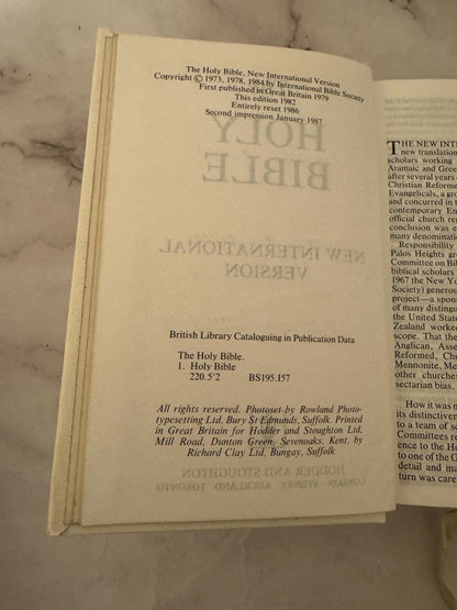 1989 White Vintage NIV Holy Bible – Baptism Presentation Gift – Personalised Keepsake Bible - Ref x599