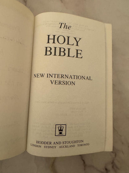 1989 White Vintage NIV Holy Bible – Baptism Presentation Gift – Personalised Keepsake Bible - Ref x599