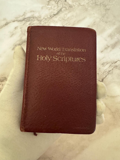 1984 New World Translation of the Holy Scriptures Pocket Size Burgundy Vinyl - Ref x567