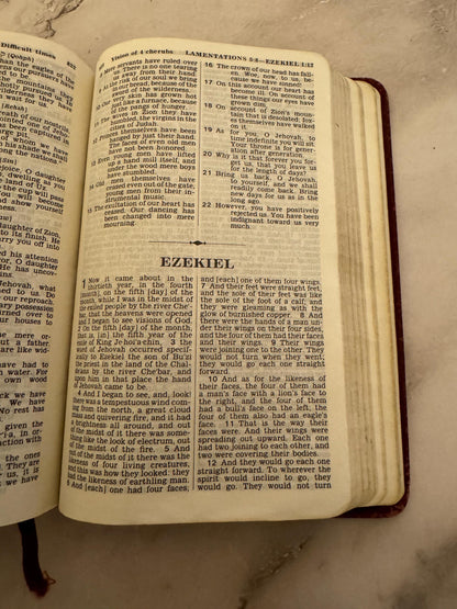 1984 New World Translation of the Holy Scriptures Pocket Size Burgundy Vinyl - Ref x567