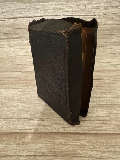 899 Antique Holy Bible KJV – Victorian Yapp Leather Bible – Illustrated Teachers Edition - Ref x750