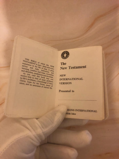 1975 Gideon NIV New Testament Mini Bible White Faux Leather - Ref x489