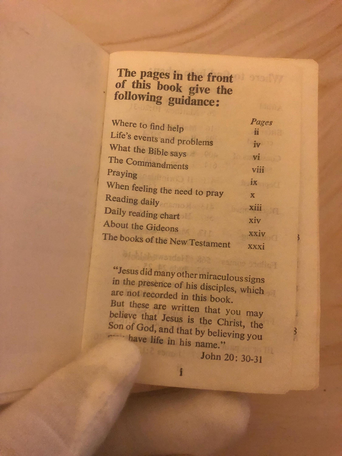 1975 Gideon NIV New Testament Mini Bible White Faux Leather - Ref x489