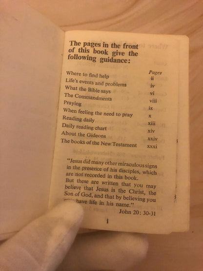 1975 Gideon NIV New Testament Mini Bible White Faux Leather - Ref x489