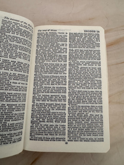1982 Collins Holy Bible King James Version KJV White Pocket Bible Gold Edges Slipcase - Ref x744