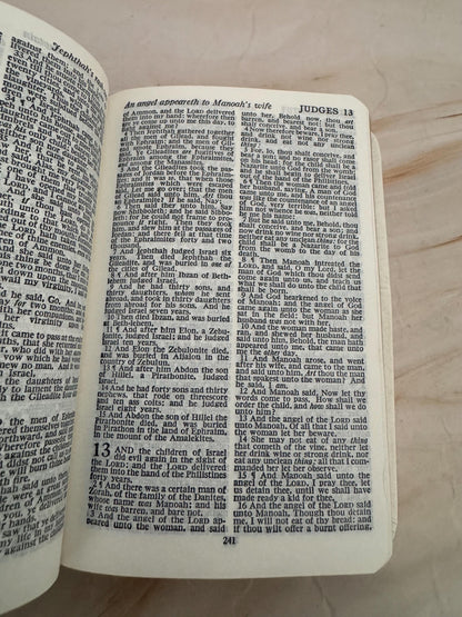 1982 Collins Holy Bible King James Version KJV White Pocket Bible Gold Edges Slipcase - Ref x744