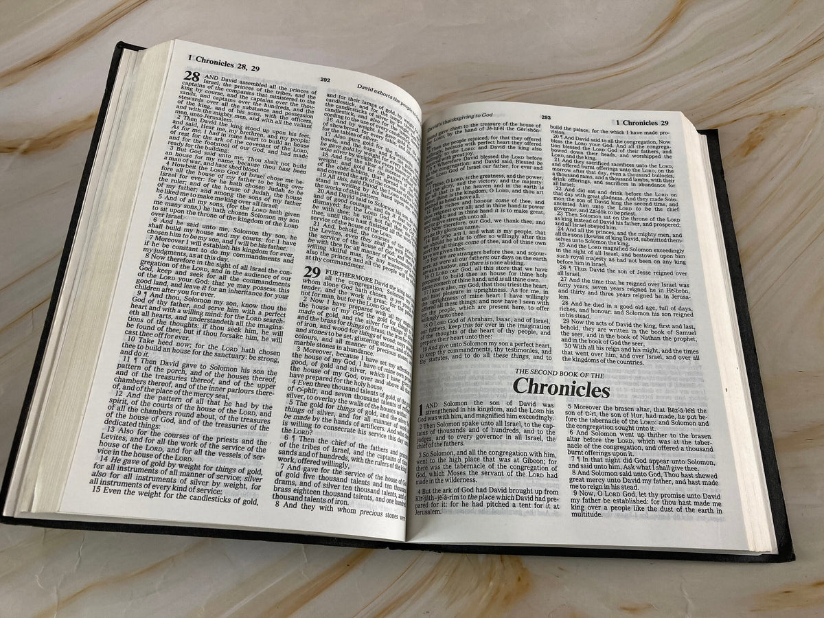 KJV Bible Dictionary and Concordance Black Cover - (x171)