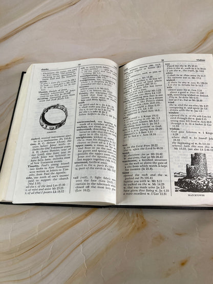 KJV Bible Dictionary and Concordance Black Cover - (x171)