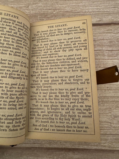 Book of Common Prayer & New Testament Holy Bible – Leather Bound Brass Clasp c.1874–1883 - Ref x773