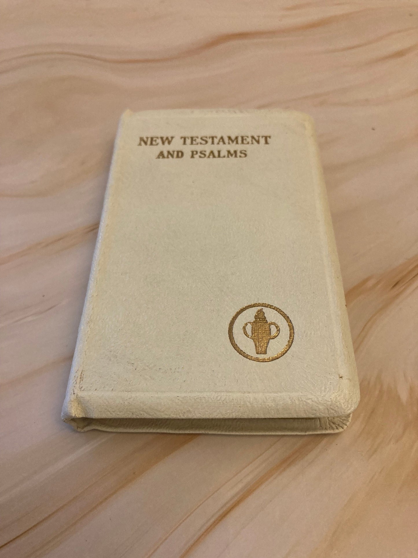 New testament and psalms white gideon bible pocket size vintage bible 1900s - (x28)