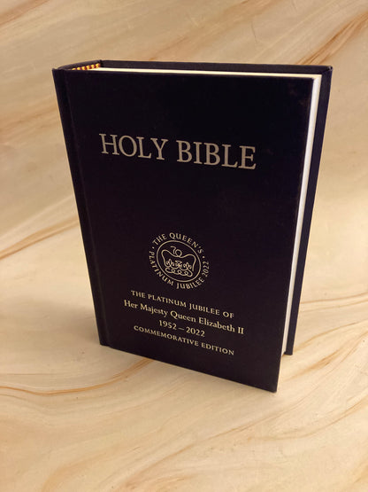 Platinum Jubilee Queen Elizabeth Holy Bible 1952 - 2022 - (Ref x220)